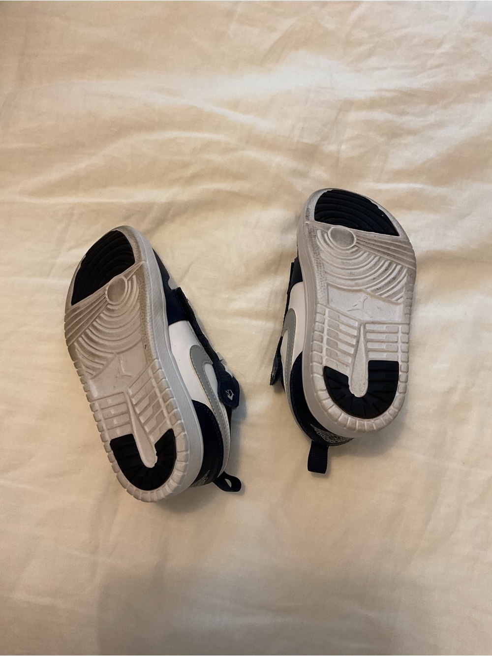 Jordan Kids Low-Top Sneakers in White and Navy - Picture 5 of 5